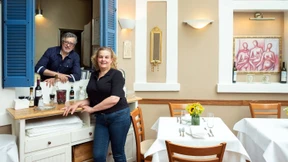 Das Lamm liegt auf jungem Wein