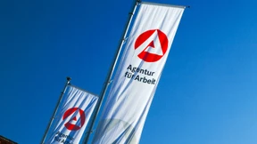 Volkswirte: Arbeitslosigkeit sinkt auf rund 2,61 Millionen