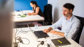 Bei männlichen Chefs verlangen Arbeitskräfte weniger Geld