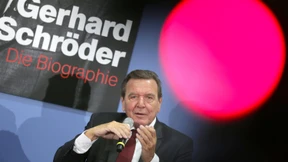 Schröder kritisiert Merkels Flüchtlingspolitik