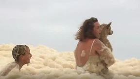 Suche nach Hund im Meeresschaum 