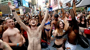 Hunderte in Slip und BH am Times Square