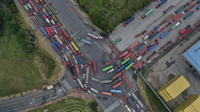 Chinas Exporte sinken erstmals seit mehr als zwei Jahren