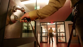 Regierung hält an Privatisierung von Gefängnis fest