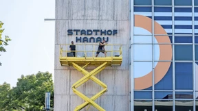 Neues Logo am ehemaligen Kaufhaus