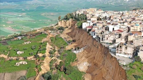 Vier Kilometer langer Erdrutsch bedroht sizilische Stadt