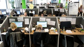 So viele Stunden am Tag sitzen die Deutschen herum