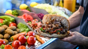 Manche Imbisse in Berlin senken Preise für Döner