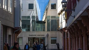 Kommt eine Coladose geflogen