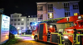 28 Menschen werden bei Zimmerbrand in Klinik verletzt