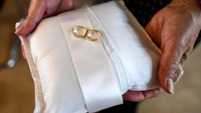 Polizist entdeckt Eheringe in Flutmüll