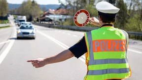 Falscher Verkehrspolizist maßregelt echten Polizisten – und fliegt auf