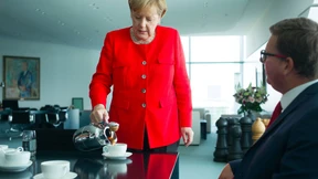 Warum Angela Merkel immer Kaffee ausschenkt