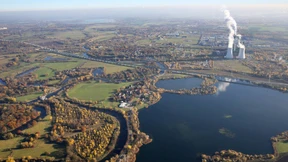 Ein Schloss blüht in den Ruinen