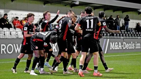 Frankfurter Fußball-Teenager unter Erwachsenen