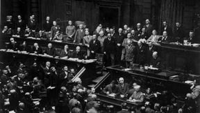 Ist die Weimarer Republik an den vielen Parteien gescheitert?