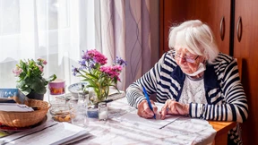 Wie können Besuche in Pflegeheimen organisiert werden?