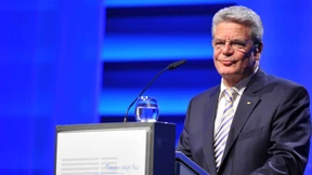 Gauck unterzeichnet Urkunde zum ESM