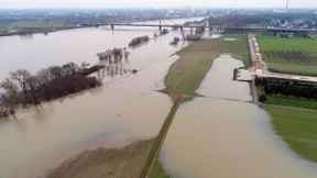 Schiff fährt bei Köln gegen Eisenbahnbrücke