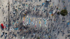 Surfer setzen Zeichen für George Floyd