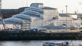 Usmanow mit seiner Yacht Dilbar zwischen den Fronten