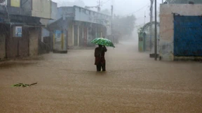 Verwüstung in Indiens Küstenregion Gujarat