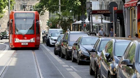 Polizist vor Kölner Straßenbahn geschubst und getötet