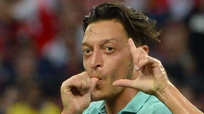 Kapitän Özil lacht, schreibt und trifft