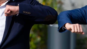 Erstarrte Begegnungen mit maskiertem Gesicht