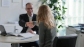 Bankkunden sind mit ihren Beratern zufriedener