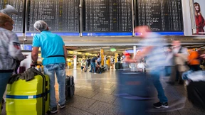 Alkoholisierter Fluggast verletzt Polizisten