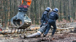 Polizisten müssen noch einige Aktivisten von Bäumen holen
