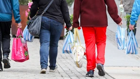 Rund die Hälfte weiß nicht, was sie für Kleidung und Schuhe zahlt