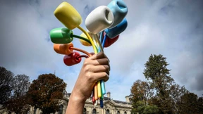 Skulptur erinnert an Anschlagsopfer von Paris