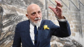 Er steht als Einzelner vor der Welt