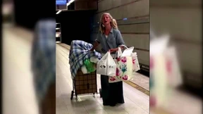 Obdachlose Frau singt aus Puccini-Oper