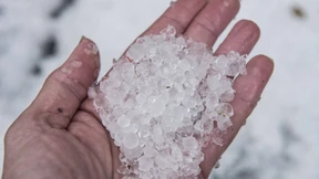Kräftiger Starkregen und großkörniger Hagel