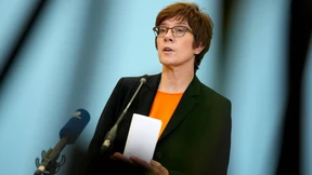 Kramp-Karrenbauer will Verteidigungsministerin bleiben