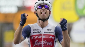 Ein Solist fährt mit hängender Zunge zum Sieg