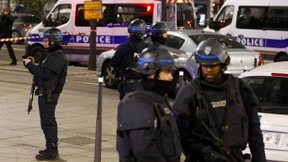 Bewaffneter Geiselnehmer in Paris auf der Flucht