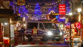 Hunderte kleine Nägel und ein Böller