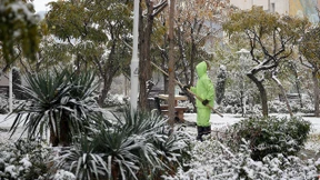Heftiger Schneefall legt Teheran lahm