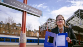 Britische Bahnmitarbeiterin benennt sich nach Londoner Bahnhof