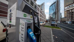 28 E-Autos müssen sich eine Ladesäule teilen