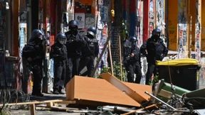 Barrikaden brennen und Steine fliegen