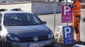 Frauenparkplatz-Schilder sind jetzt pink statt blau 
