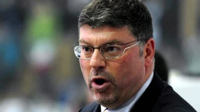 Trainer auf glattem Eis 