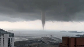 Riesige Wasserhose vor Singapur