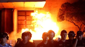 Oppositionsanhänger protestieren mit Brandsätzen