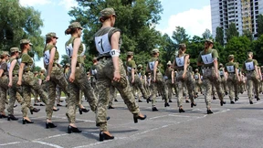 Ukrainische Regierung erntet Kritik für geplante Soldatinnen-Parade